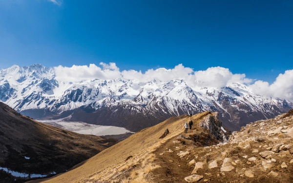 kyanjin ri and trekkers